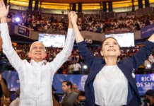 Carolina Mejía presenta a Ricardo de los Santos como su jefe de campaña