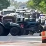 Dueños de tractores agrícolas bloquean vías en San Juan; exigen al Gobierno pago de presunta deuda