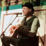 El cantautor cubano Raúl Torres y los dominicanos José Antonio Rodríguez y Manuel Jiménez compartirán escenario el próximo viernes en La Romana, en el este del país, como parte del concierto «3 x todas las canciones», trascendió hoy. El espectáculo tendrá lugar a las 20:00, hora local, en el Auditorio Alianza Juvenil de esa provincia dominicana y forma parte de una propuesta que coloca en primer plano la canción de autor y el intercambio cultural entre las dos naciones del Caribe. Raúl Torres, nacido en Bayamo, en la oriental provincia cubana de Granma, es conocido por canciones como «Candil de nieve», «Se fue», «Desbloquéame» y «Regrésamelo todo». Su repertorio también incluye «Cabalgando con Fidel» y «Laureles y Olivos», escritas en homenaje al líder histórico de la Revolución cubana, Fidel Castro. A su vez, José Antonio Rodríguez nació en La Romana y comenzó su trayectoria musical en la década de 1970. Compositor e intérprete, su repertorio incluye «Como un bolero», «Recuento», «Amor para voz y piano» y «Me quiere… No me quiere». También ocupó el cargo de ministro de Cultura de la República Dominicana. Desde esa posición impulsó iniciativas que contribuyeron a que la Unesco reconociera al merengue y la bachata como Patrimonio Cultural Inmaterial de la Humanidad. Mientras, Manuel Jiménez, nacido en Cotuí, provincia Sánchez Ramírez, es otro reconocido compositor dominicano. Su repertorio incluye «Derroche», popularizado internacionalmente por la cantante española Ana Belén, además de numerosas composiciones llevadas a escena por artistas locales y latinoamericanos. El encuentro permitirá así acercar al público de La Romana repertorios de dos generaciones a partir de la creación propia y de canciones que forman parte de la memoria musical de ambos países.
