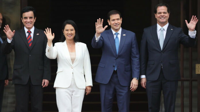 Keiko Fujimori recibe a Marco Rubio en el Palacio de Gobierno en Lima