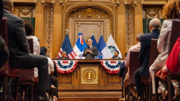luis-abinader-y-el-dia-del-orgullo-dominicano-en-brooklyn-72db808e-focus-0-0-896-504 (1)