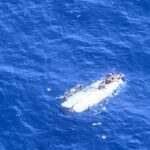 Rescatan a 49 personas tras naufragio de yola