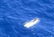 Rescatan a 49 personas tras naufragio de yola