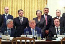 Trump anuncia que líderes tecnológicos acordaron regular la IA