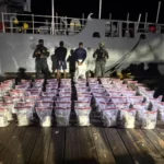 Interceptan narcolancha en Baní con 389 paquetes de presunta cocaína; detienen a dos dominicanos