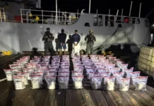 Interceptan narcolancha en Baní con 389 paquetes de presunta cocaína; detienen a dos dominicanos