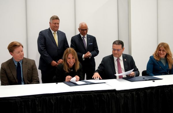 El-acuerdo-fue-firmado-por-el-ministro-de-Industria-Comercio-y-Mipymes-Yayo-Sanz-Lovaton-y-Shari-Liss-vicepresidenta-de-Desarrollo-Laboral-Global-e-Iniciativas-de-SEMI-e1792018000156