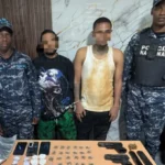 Ocupan más de 600 porciones de presuntas drogas y dos pistolas en Monte Plata