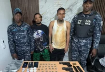 Ocupan más de 600 porciones de presuntas drogas y dos pistolas en Monte Plata
