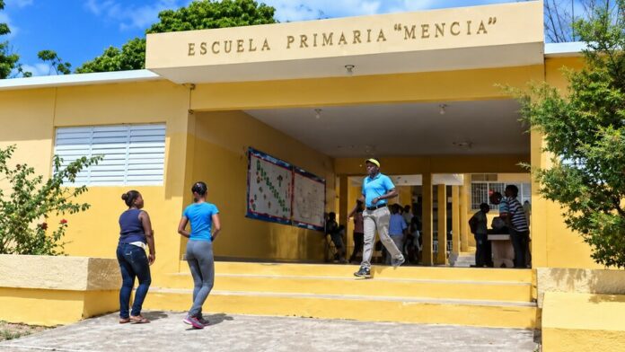 apresan-a-hombre-que-amenazo-a-director-de-escuela-en-barahona-64d9fd63-focus-0-0-896-504
