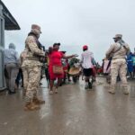 Haitianos desafían la lluvia en busca de alimentos en Dajabón mientras crece la vigilancia militar en la frontera