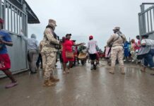 Haitianos desafían la lluvia en busca de alimentos en Dajabón mientras crece la vigilancia militar en la frontera