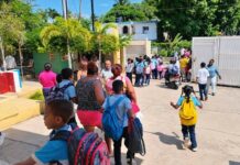 Hombre armado irrumpe en escuela y amenaza con matar al director en Barahona