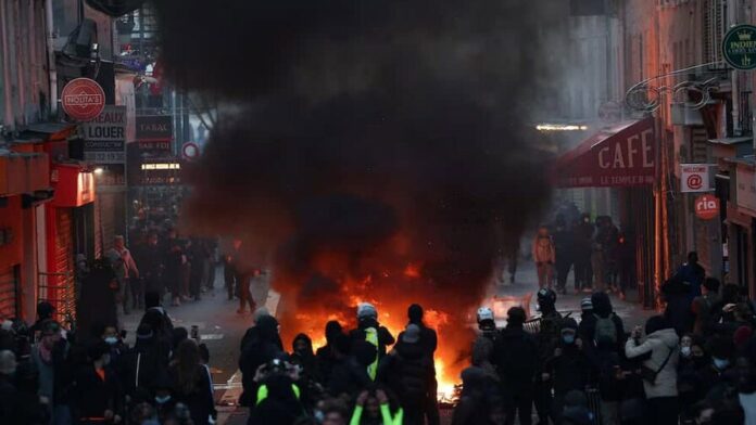 paris-vive-nuevo-episodio-de-violencia-83a6501c-focus-0-0-896-504
