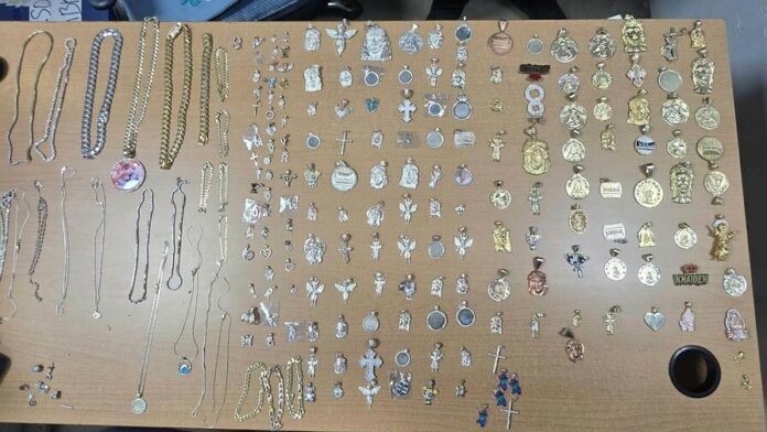 robo-de-prendas-de-oro-y-plata-en-joyeria-de-santiago-por-rd14-millones-1360609a-focus-0-0-896-504 (1)