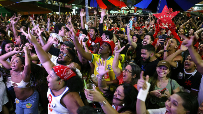 Lula vuelve a liderar el recuento con el 50,1 % de los votos a la mitad del escrutinio